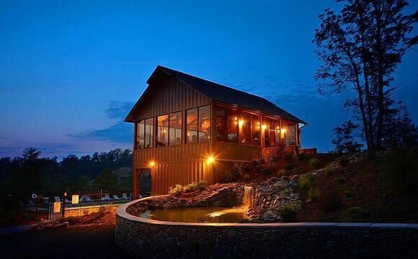 Huoneisto | Majoituspaikan julkisivu illalla/yöllä