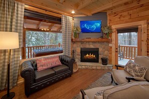 Leilighet | Oppholdsrom | Peis