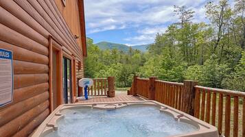 Apartment | Outdoor spa tub