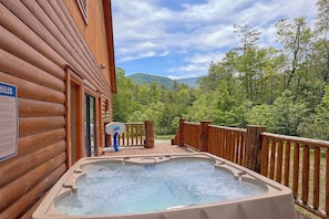 Apartment | Outdoor spa tub