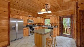 Apartment | Private kitchen | Fridge, microwave, oven, stovetop