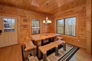 Cabin | Makan dalam bilik