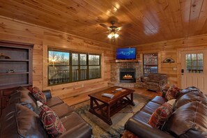 Hytte | Oppholdsområde | TV, peis og DVD-spiller