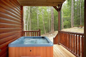 Cabin | Outdoor spa tub