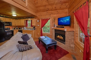 Lägenhet | Vardagsrum | Tv och eldstad