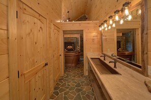 Cabin | Phòng tắm | Buồng tắm vòi sen, khăn tắm 