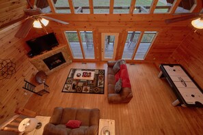 小屋 | 客廳 | 電視、壁爐