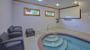 Un espacio de spa con jacuzzi, asientos y dos ventanas.