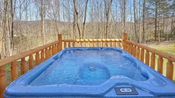 Cabin | Outdoor spa tub