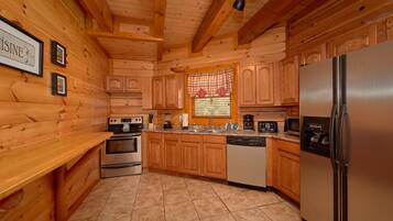 Cabin | Private kitchen | Fridge, microwave, oven, stovetop