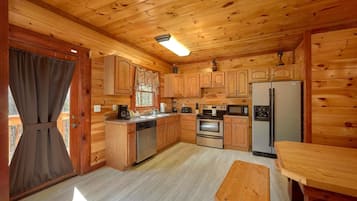 Cabin | Private kitchen | Fridge, microwave, oven, stovetop
