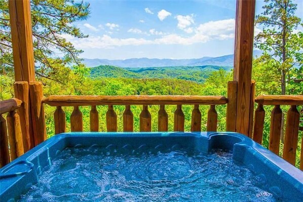 Cabin | Outdoor spa tub