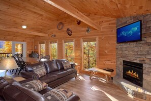 Mökki | Oleskelualue | Takka