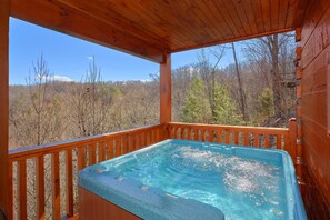 Cabin | Outdoor spa tub