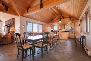 House, Berbilang Katil (Ski Trail Lodge II) | Makan dalam bilik