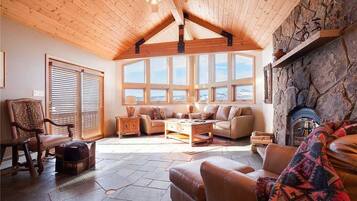 House, Berbilang Katil (Ski Trail Lodge II) | Ruang tamu | TV, stereo