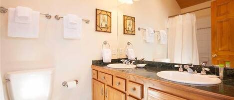 Casa, várias camas (Ski Trail Lodge II) | 4 quartos, ferros/tábuas de passar roupa, roupa de cama