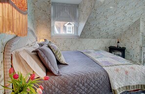 Deluxe Room, 1 Queen Bed, Non Smoking | Individually decorated, individually furnished, free WiFi, bed sheets