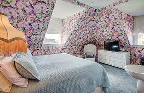 Deluxe Room, 1 King Bed, Non Smoking | Individually decorated, individually furnished, free WiFi, bed sheets