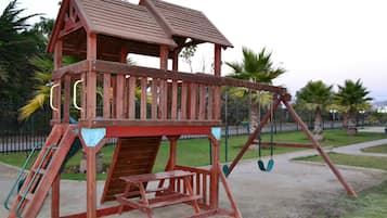 Tempat bermain anak - outdoor