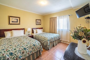In-room safe, soundproofing, iron/ironing board, free WiFi