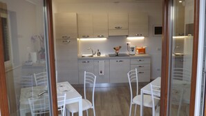 Una cocina moderna con comedor, que incluye un fregadero, estufa y armarios.