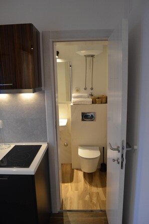 Honeymoon studio, 1 queensize bed, balkon | Badkamer | Een douche, gratis toiletartikelen, handdoeken