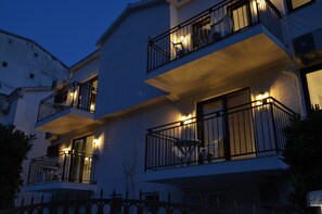Voorkant accommodatie - avond/nacht