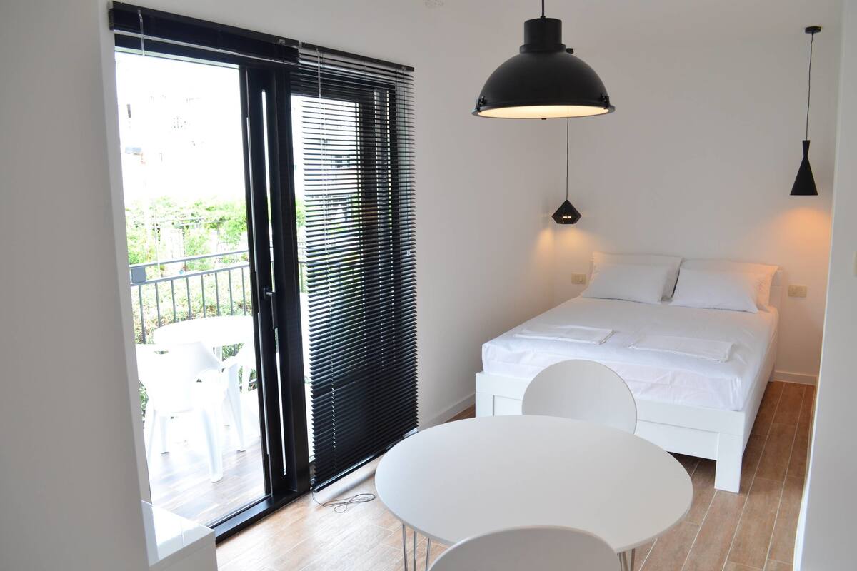 Deluxe-Studio, 1 Queen-Bett, Terrasse, Bergblick | Schreibtisch, kostenloses WLAN, Bettwäsche