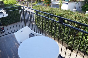 Standaard studio, 1 queensize bed, balkon, uitzicht op bergen | Balkon