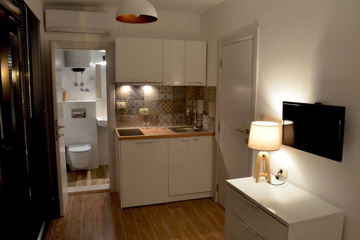 Standard-Studio, 1 Queen-Bett, Balkon, Bergblick | Eigene Kochnische | Kühlschrank, Herdplatte, Kochgeschirr/Geschirr/Besteck