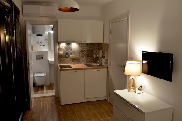 Standaard studio, 1 queensize bed, balkon, uitzicht op bergen | Privékitchenette | Een koelkast, een kookplaat, kookgerei, borden en bestek