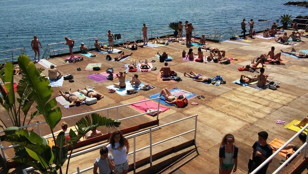 A rooftop terrace with people sunbathing and relaxing. - Efesto Bed & Breakfast (Catania)