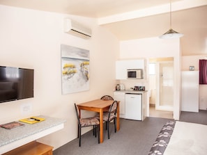Standaard studio, Meerdere bedden | Privékitchenette | Een minikoelkast, een microgolfoven, een waterkoker, een broodrooster
