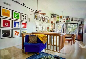 Smart TV, reproductor de DVD y libros 
