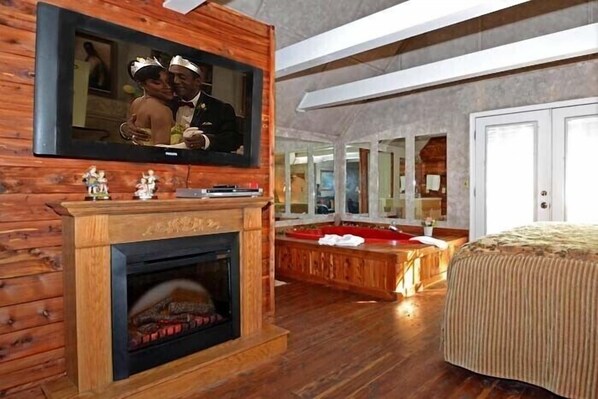 Interior - Gatlinburg Cabin Mtn View Tickets Heart Whirlpool Hot Tub King Bed Fast Internet (Gatlinburg)