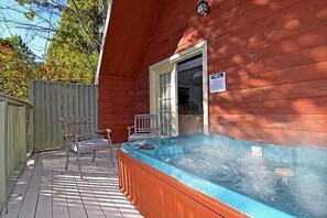 Property grounds - Gatlinburg Cabin Mtn View Tickets Heart Whirlpool Hot Tub King Bed Fast Internet (Gatlinburg)