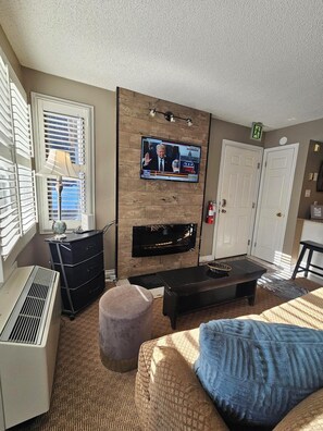 Smart TV, fireplace - Location! One Bedroom Condo w/Mountain View, Full Kitchen, 2 Creekside Decks (The Blue Mountains)