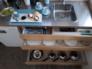Fridge, oven, stovetop, electric kettle