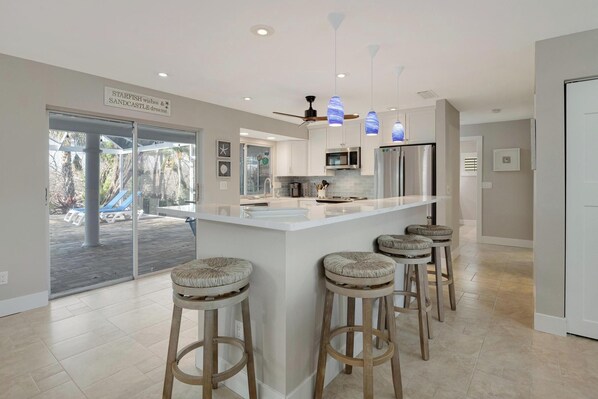 冷蔵庫、電子レンジ、オーブン、コンロ