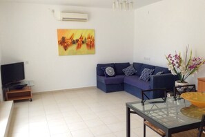 Fernseher, DVD-Player, Tischtennisplatte, Bücher