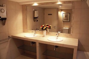 Duschwanne, Haartrockner, Handtücher, Seife