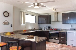 Kjøleskap, mikrobølgeovn, ovn og kokeplater