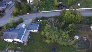Vue aérienne d ’un quartier résidentiel avec des maisons, une cour clôturée et un petit étang.