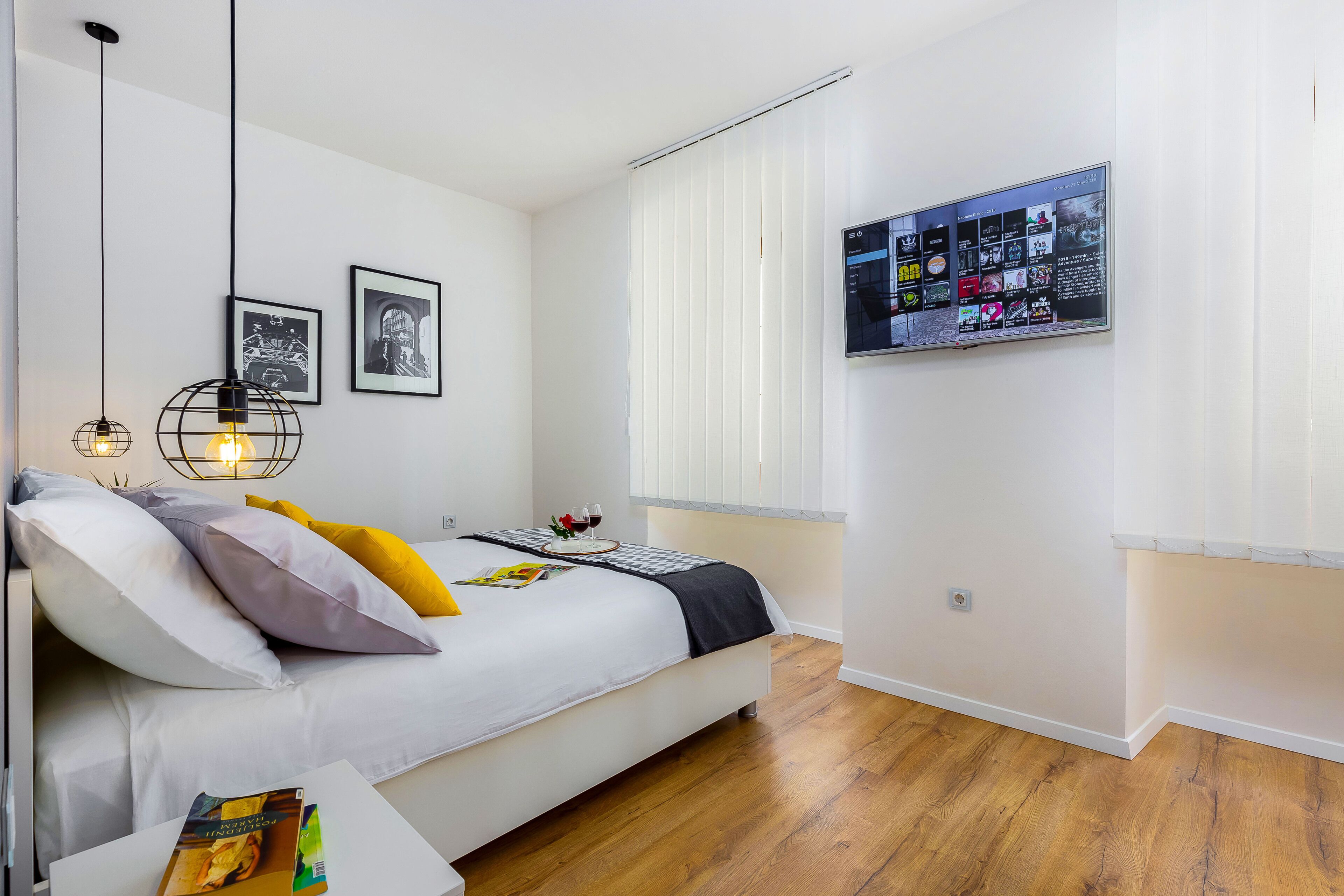 2 dormitorios, escritorio, tabla de planchar con plancha y cuna de viaje