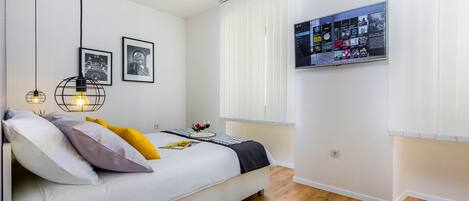 2 dormitorios, escritorio, tabla de planchar con plancha y cuna de viaje