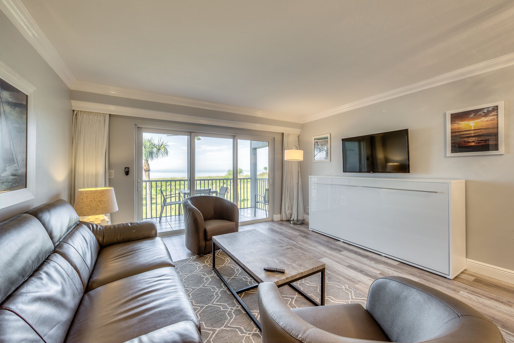 TV connectée, livres, écrans d'ordinateur