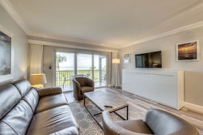 TV connectée, livres, écrans d'ordinateur