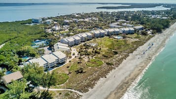 Sulla spiaggia, lettini da mare, teli da spiaggia