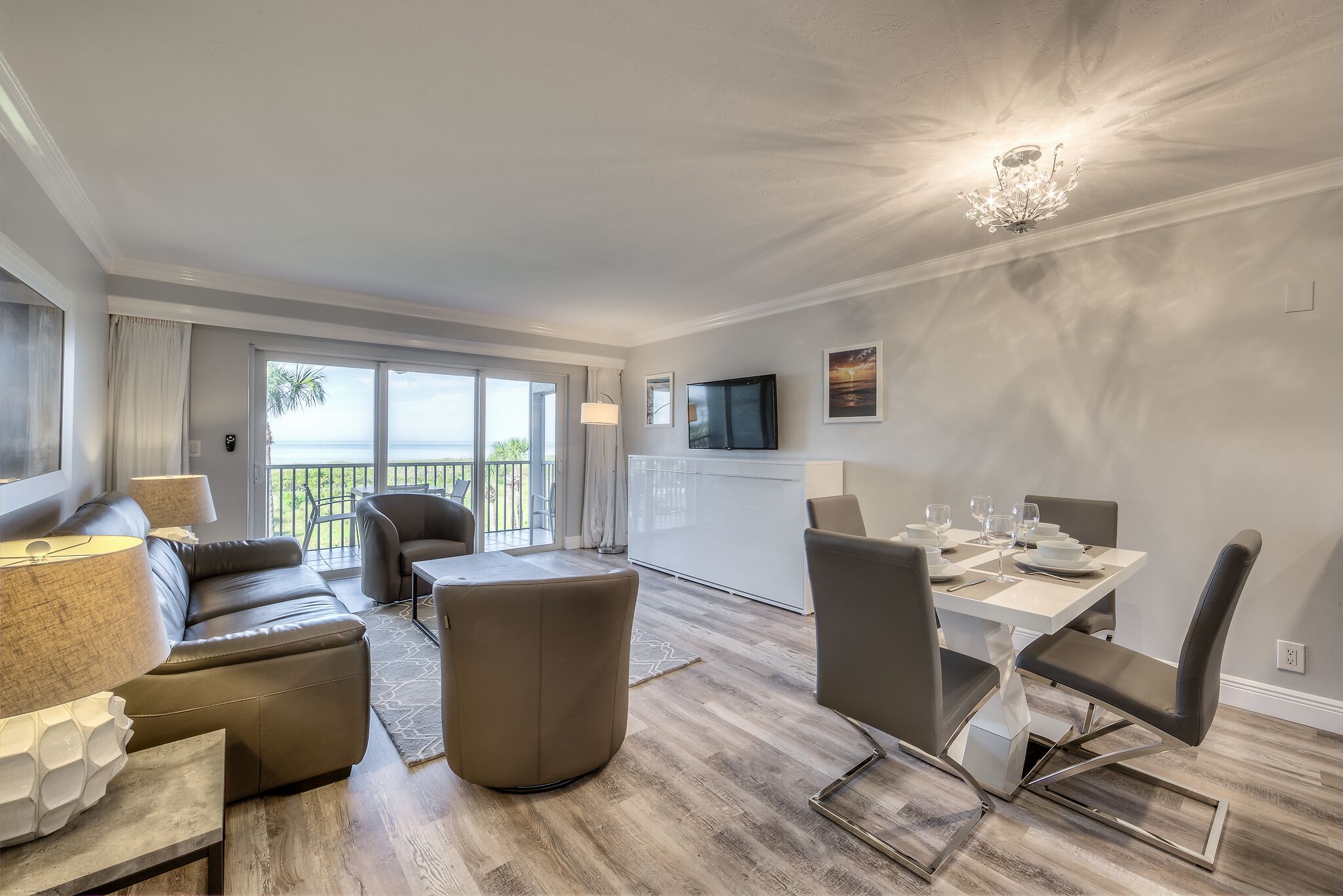 TV connectée, livres, écrans d'ordinateur